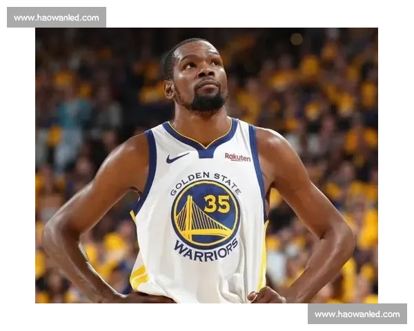 布朗调侃杜兰特雕像:上下半身分属雷霆勇士 布朗调侃杜兰特雕像:上下半身分属雷霆勇士