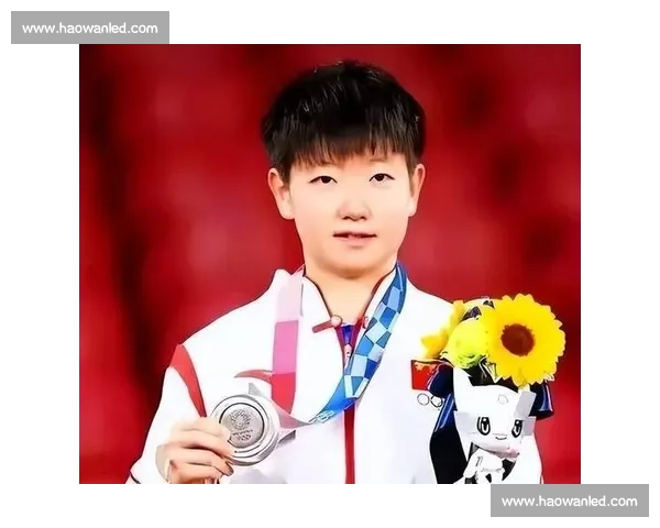 孙颖莎背部力量惊爆体坛！张煜东直播自叹不如：掰手腕我认输